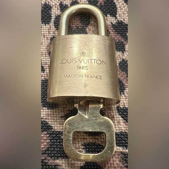Authentic LV #319 lock & key - Picture 4 of 6